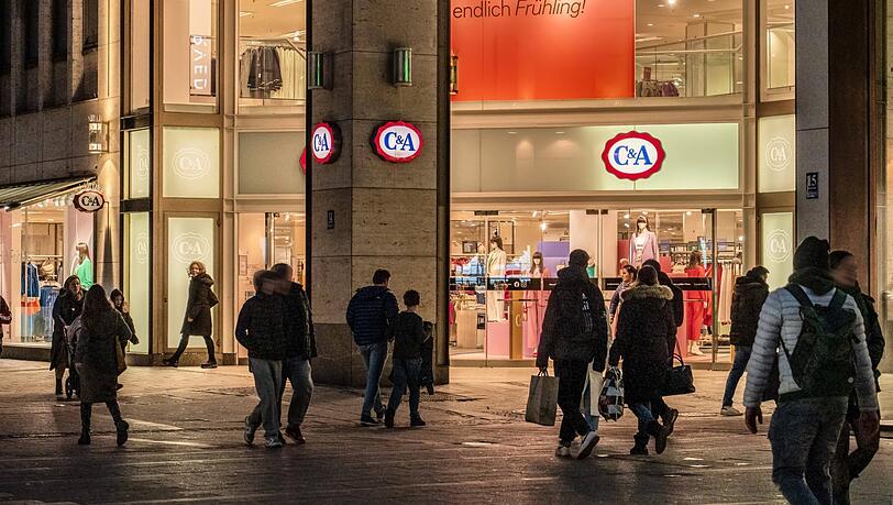 C&A hat Verkaufsräume im Singer-Haus in München und im nicht denkmalgeschützten Gebäude daneben. C&A hat Verkaufsräume im Singer-Haus in München und im nicht denkmalgeschützten Gebäude daneben.
