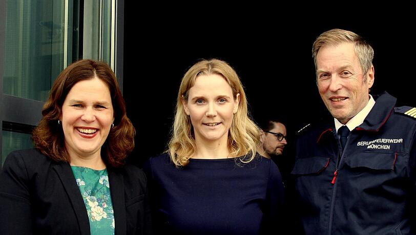 Bürgermeisterin Verena Dietl (SPD), Kreisverwaltungsreferentin Hanna Sammüller-Gradl (Grüne), Wolfgang Schäuble (Leitung Branddirektion). Bürgermeisterin Verena Dietl (SPD), Kreisverwaltungsreferentin Hanna Sammüller-Gradl (Grüne), Wolfgang Schäuble (Leitung Branddirektion).