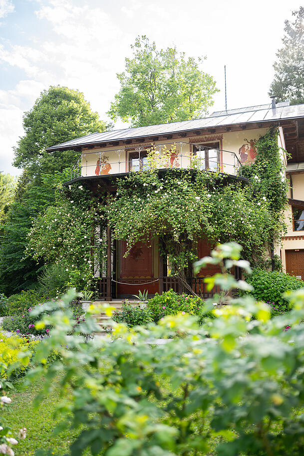 Die historische Villa, hier mit Blick auf die Osterrasse im Sommer.
