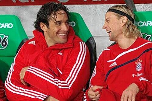 Auf der Bank machte er viele Späße: Luca Toni mit Anatoli Timoschtschuk. Sein Engagement beim FC Bayern scheint Luca Toni nicht mehr sonderlich ernst zu nehmen.