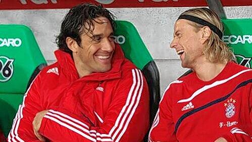 Auf der Bank machte er viele Späße: Luca Toni mit Anatoli Timoschtschuk. Sein Engagement beim FC Bayern scheint Luca Toni nicht mehr sonderlich ernst zu nehmen. Auf der Bank machte er viele Späße: Luca Toni mit Anatoli Timoschtschuk. Sein Engagement beim FC Bayern scheint Luca Toni nicht mehr sonderlich ernst zu nehmen.