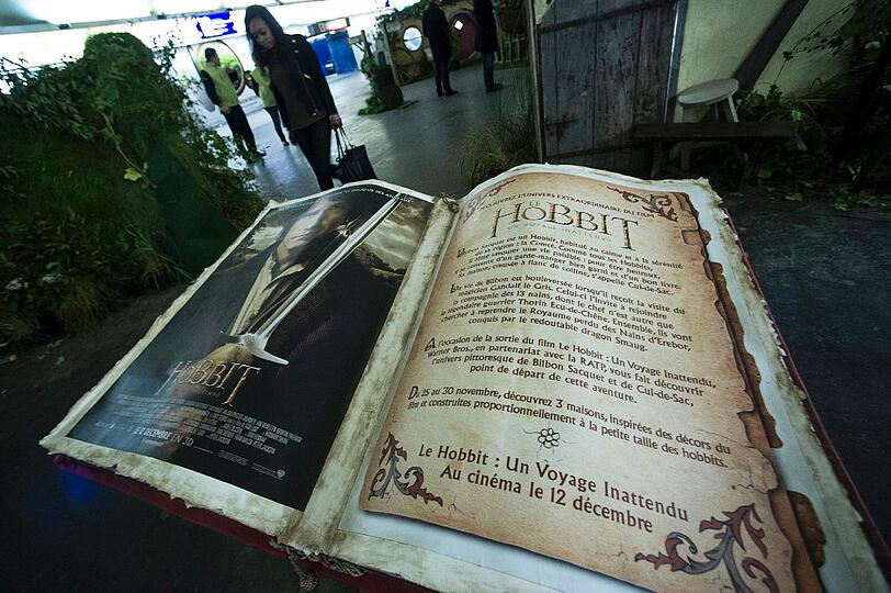 Requisiten und Kulissen aus dem Hobbit sind in der Pariser Metrostation Auber ausgestellt.