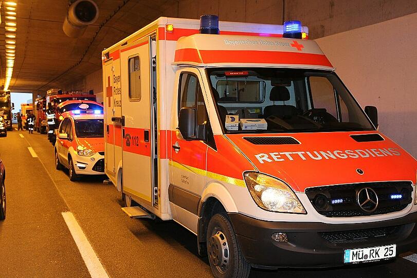 Ein Toter und ein Verletzter  - das ist die traurige Bilanz eines Geisterfahrerunfalls in einem Tunnel der A 94. Zwischen den Anschlussstellen Waldkraiburg und Heldenstein kam es zu dem schweren Crash.