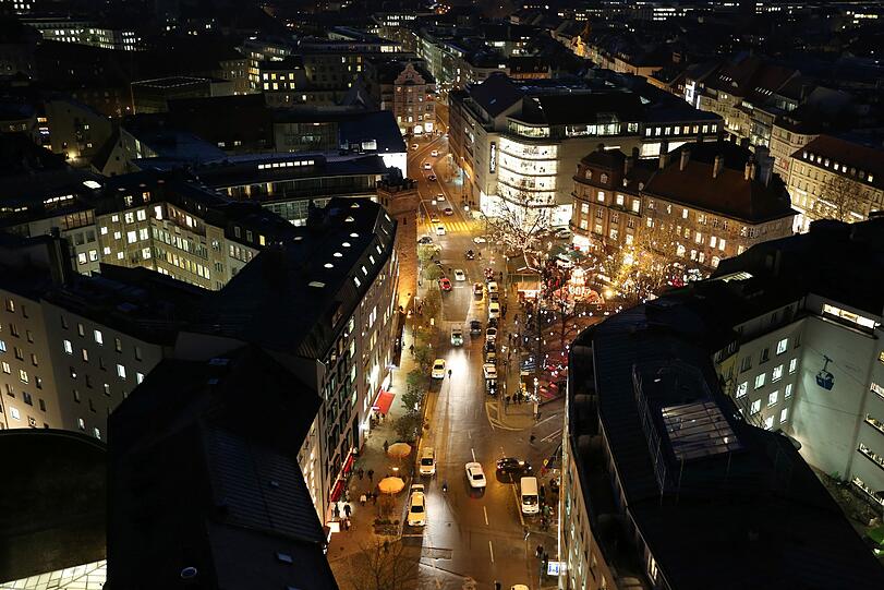 Ein Eckerl Weihnachtsstimmung: Der Markt rund um den Rinderbrunnen.