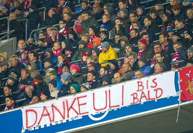 Weitere Fan-Plakate aus der Allianz Arena.