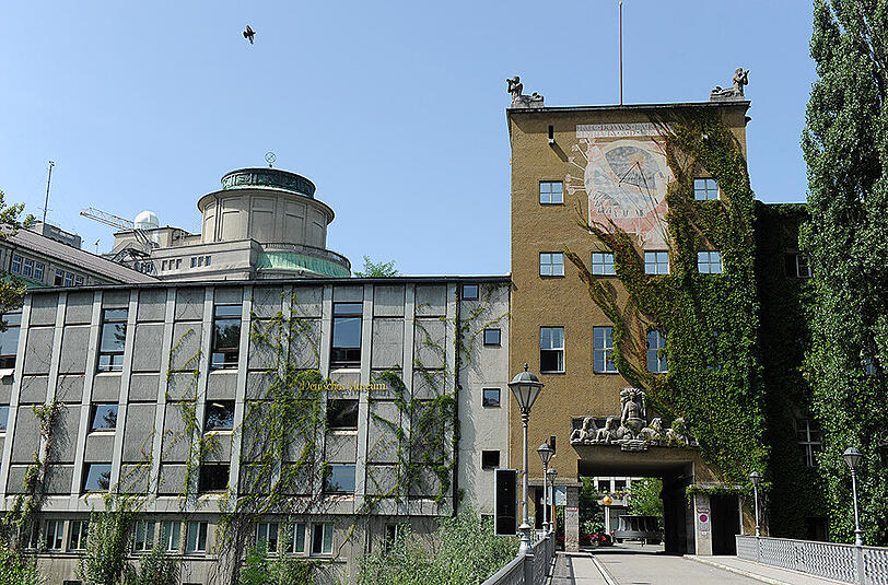 16 Uhr: Deutsches Museum, Thema bei einem Forum ist IT-Sicherheit.