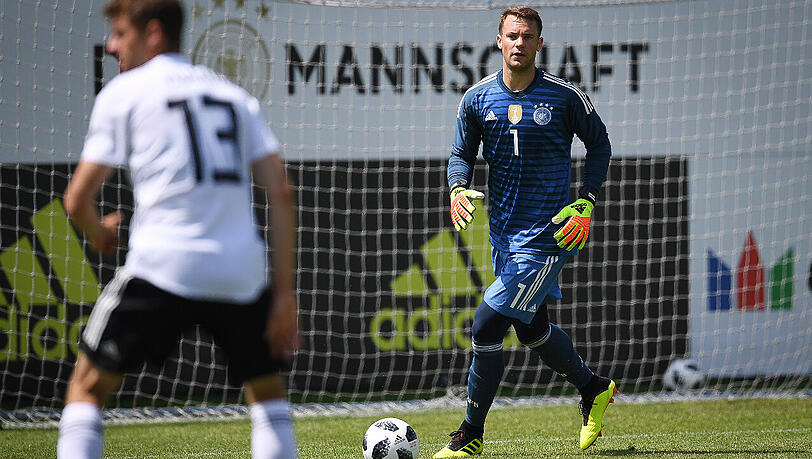 Manuel Neuer, um den sich in diesen Tagen in Eppan fast alles dreht, absolvierte einen ungewöhnlichen Praxistest. Manuel Neuer, um den sich in diesen Tagen in Eppan fast alles dreht, absolvierte einen ungewöhnlichen Praxistest.