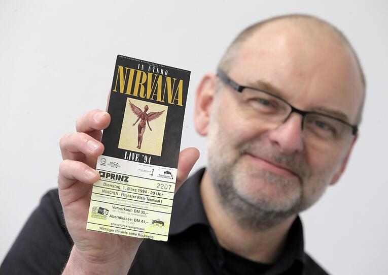 Der Münchner Gerhard Emmer zeigt die Eintrittskarte, mit der er vor 25 Jahren das allerletzte Nirvana-Konzertes im Terminal 1 des ehemaligen Flughafens München-Riem besuchte.