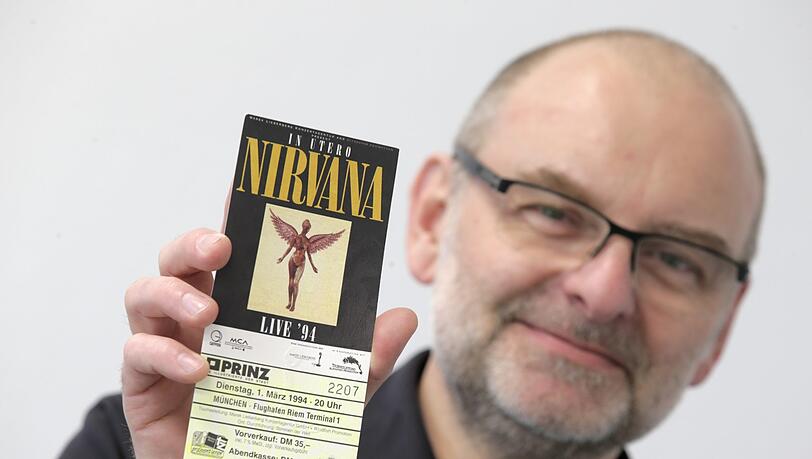 Der Münchner Gerhard Emmer zeigt die Eintrittskarte, mit der er vor 25 Jahren das allerletzte Nirvana-Konzertes im Terminal 1 des ehemaligen Flughafens München-Riem besuchte. Der Münchner Gerhard Emmer zeigt die Eintrittskarte, mit der er vor 25 Jahren das allerletzte Nirvana-Konzertes im Terminal 1 des ehemaligen Flughafens München-Riem besuchte.