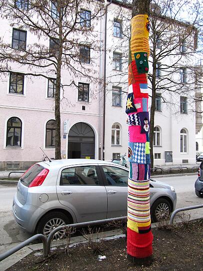 Kreativ sind die Haidhauser auch - vor dem Hort St. Josef haben Strickgbegeisterte gleich einen ganzen Baum verziert.