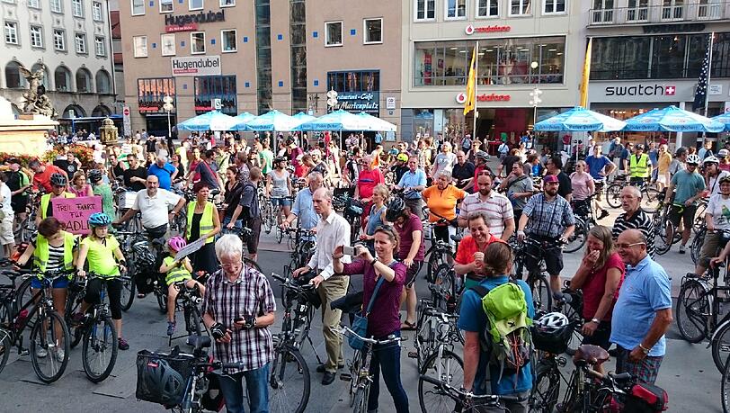 Ziel war der Marienplatz. "Wir sind sehr zufrieden", sagt Organisator Andreas Schuster von Green City. Ziel war der Marienplatz. "Wir sind sehr zufrieden", sagt Organisator Andreas Schuster von Green City.