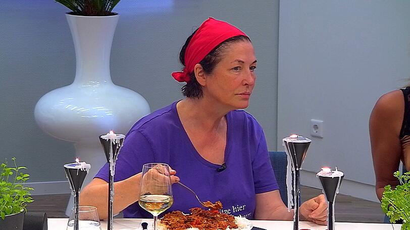 Endlich wieder was zu essen: Isa langt zu.