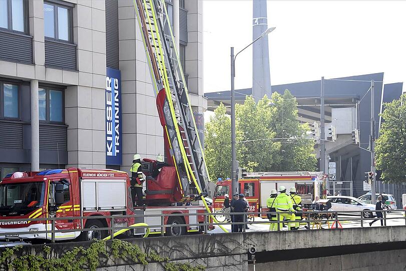 Auf dem Bürogebäude an der Tegernseer Landstraße war ein Feuer ausgebrochen, die Feuerwehr konnte den Brand rasch unter Kontrolle bringen.