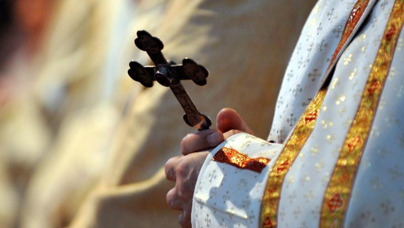 Ein Bischof hält während einer katholischen Messe ein Kreuz in den Händen. Foto: Peter Kneffel/dpa/Archivbild Ein Bischof hält während einer katholischen Messe ein Kreuz in den Händen. Foto: Peter Kneffel/dpa/Archivbild