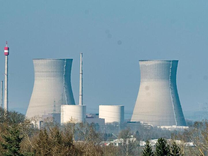 Die Kühltürme des Kernkraftwerks Gundremmingen sind ohne den ansonsten typischen Wasserdampf. Foto: Stefan Puchner/dpa