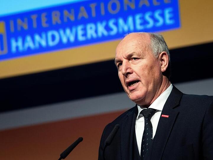 Franz Xaver Peteranderl spricht auf einer Handwerksmesse. Foto: Sina Schuldt/dpa/Archivbild