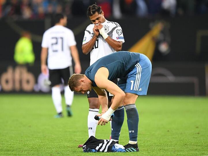 Nach der Niederlage gegen die Niederlande stehen Manuel Neuer und das DFB-Team in Nordirland unter Druck.