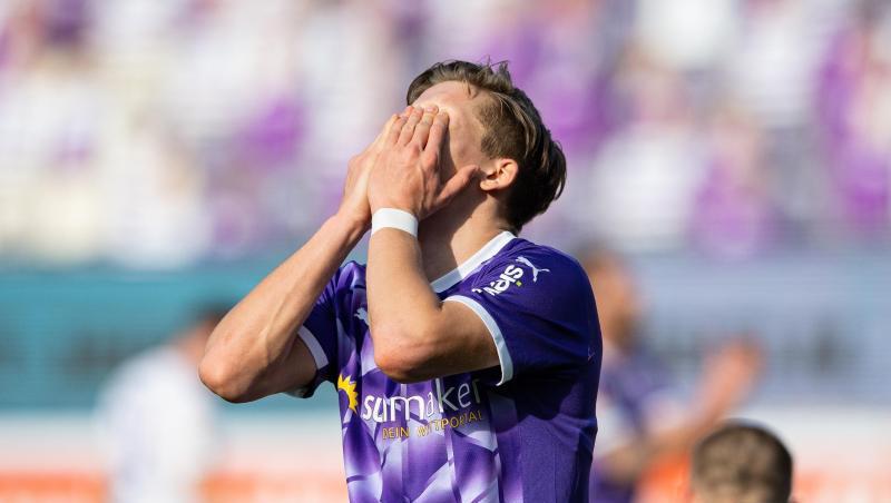 Osnabrücks Sebastian Müller schlägt die Hände vor sein Gesicht.
