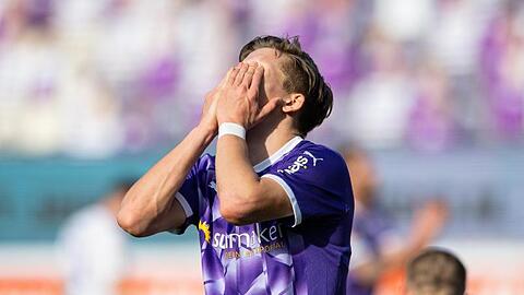Osnabrücks Sebastian Müller schlägt die Hände vor sein Gesicht.