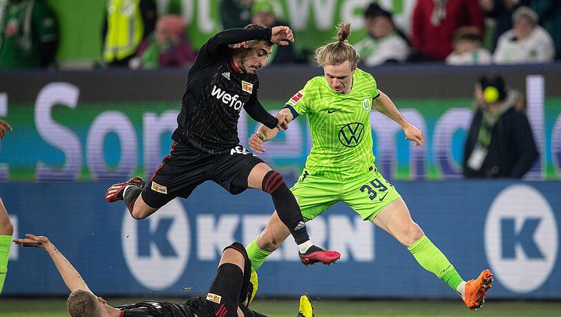 Wolfsburgs Patrick Wimmer (r) versucht sich gegen die Unioner Timo Baumgartl (l) und Josip Juranovic durchzusetzen.