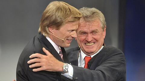 Oliver Kahn umarmt Torwart-Legende Sepp Maier am 29.06.2009 in München bei der Verleihung des Bayerischen Sportpreises.