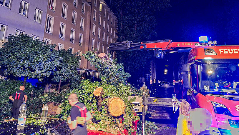 Besonders häufig war die Feuerwehr in der Nacht wegen umgestürzten Bäumen und Ästen im Einsatz. Besonders häufig war die Feuerwehr in der Nacht wegen umgestürzten Bäumen und Ästen im Einsatz.