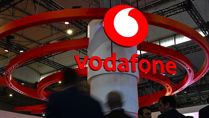 Das Logo von Vodafone bei einer Messe - hat die Firma ihren Wettbewerber 1&1 rechtswidrig behindert?