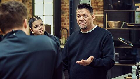 "Mälzers Meisterklasse": Tim Mälzer (r.) erklärt die Regeln der Kochshow.