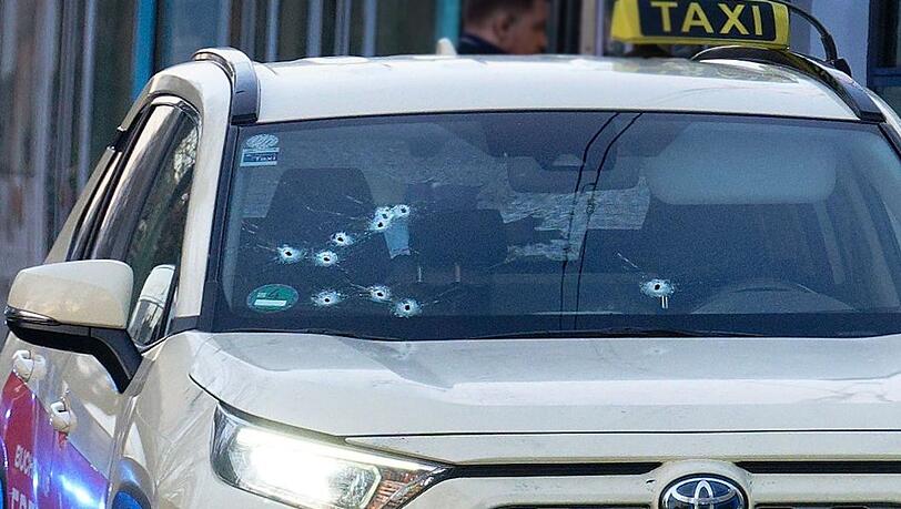 Auf das Taxi wurden mehrere Sch&uuml;sse abgegeben - vor allem auf die Beifahrerseite.