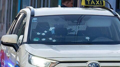 Auf das Taxi wurden mehrere Sch&uuml;sse abgegeben - vor allem auf die Beifahrerseite.