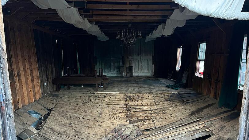 In einem Geb&auml;ude in l&auml;ndlicher Natur sollte die Trauung stattfinden - &Uuml;berf&uuml;llung k&ouml;nnte die Ursache f&uuml;r den Einbruch des Holzfu&szlig;bodens sein.