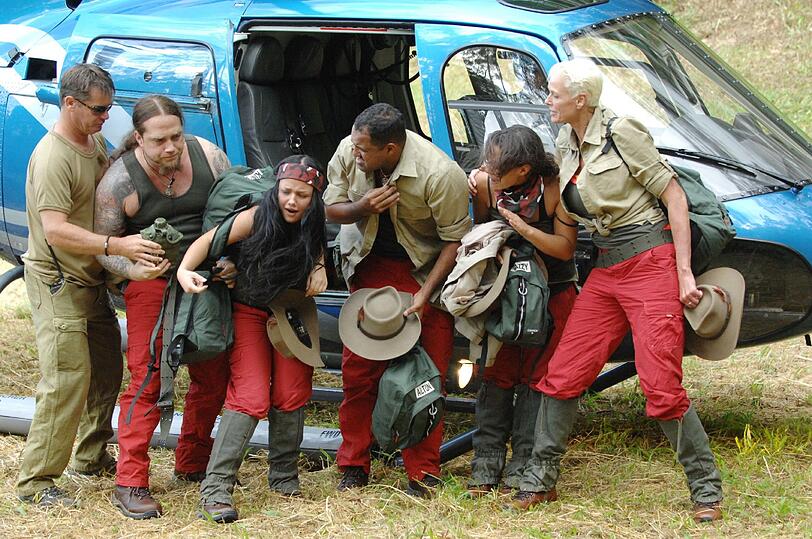 (v.re.) Brigitte Nielsen, Jazzy, Ailtion, Kim Debkowski und Martin Kesici auf dem Weg vom Hubschrauber zum Camp.