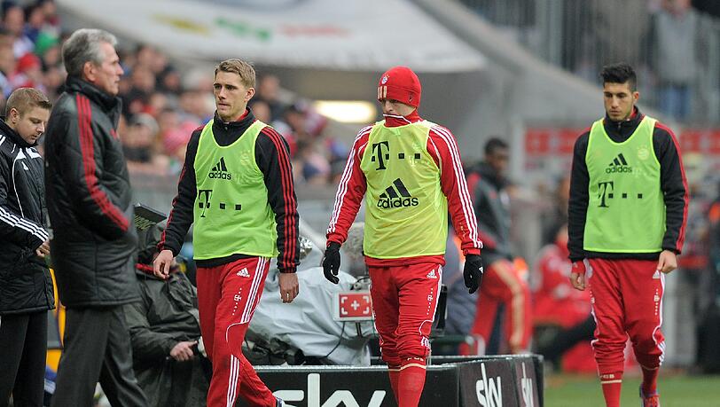 Geknickt: Toni Kroos (Mitte) und die Kollegen Nils Petersen und Emre Can (r.) kehren kurz vor Ende des 2:0 gegen Schalke ohne Einsatz zur Bank zurück. Geknickt: Toni Kroos (Mitte) und die Kollegen Nils Petersen und Emre Can (r.) kehren kurz vor Ende des 2:0 gegen Schalke ohne Einsatz zur Bank zurück.