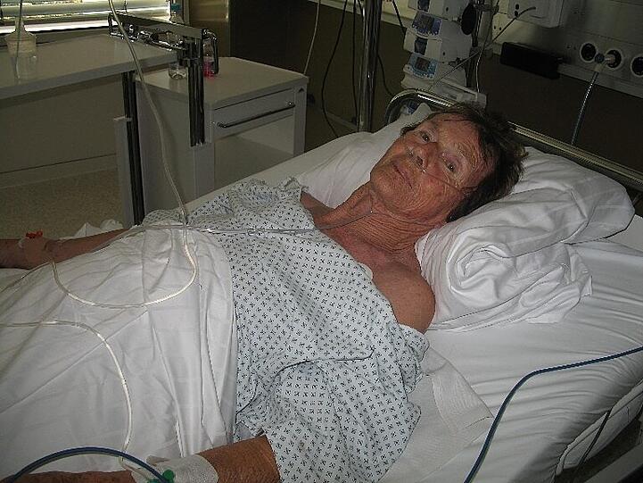 Die Rentnerin Henriette M. wird in Hinterbrühl von einem Radl-Rambo umgefahren und schwer verletzt. Nach dem Unfall haut er einfach ab. Jetzt kämpft die Seniorin im Krankenhaus um ihr Leben.