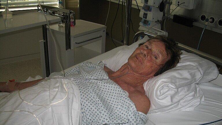 Die Rentnerin Henriette M. wird in Hinterbrühl von einem Radl-Rambo umgefahren und schwer verletzt. Nach dem Unfall haut er einfach ab. Jetzt kämpft die Seniorin im Krankenhaus um ihr Leben. Die Rentnerin Henriette M. wird in Hinterbrühl von einem Radl-Rambo umgefahren und schwer verletzt. Nach dem Unfall haut er einfach ab. Jetzt kämpft die Seniorin im Krankenhaus um ihr Leben.