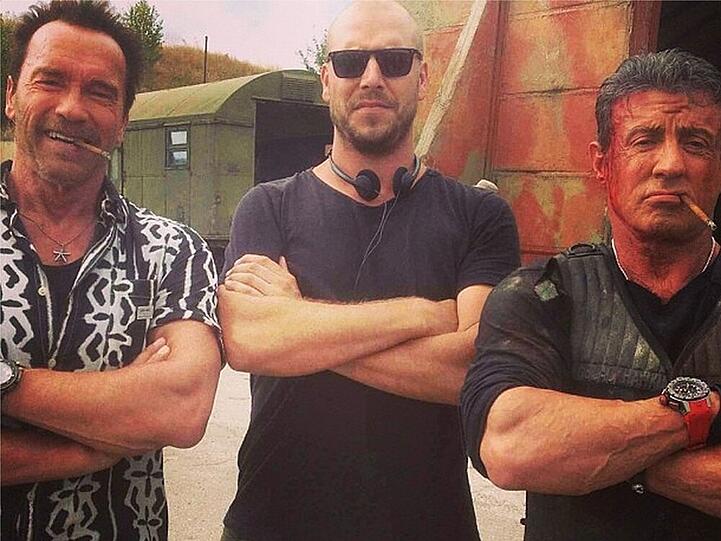 Arnold Schwarzenegger posiert mit Regisseur Patrick Hughes und Sylvester Stallone fürs Album