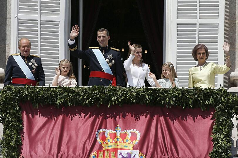 König Felipe VI. vertreibt Trauer über König Fußball - Zehntausende jubeln in Madrid ihrem neuen Monarchen zu. Die Bilder.
