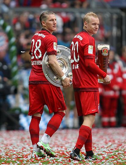 SEBASTIAN RODE &ndash; NOTE 2.

Der Gourmet: Gönnte sich erst mal einen Schluck Weißbier, eher andere damit duschte. Schunkelte bei "Forever Number One" mit Philipp Lahm Arm in Arm, dann schwang er zu den Klängen von OMI das Tanzbein.