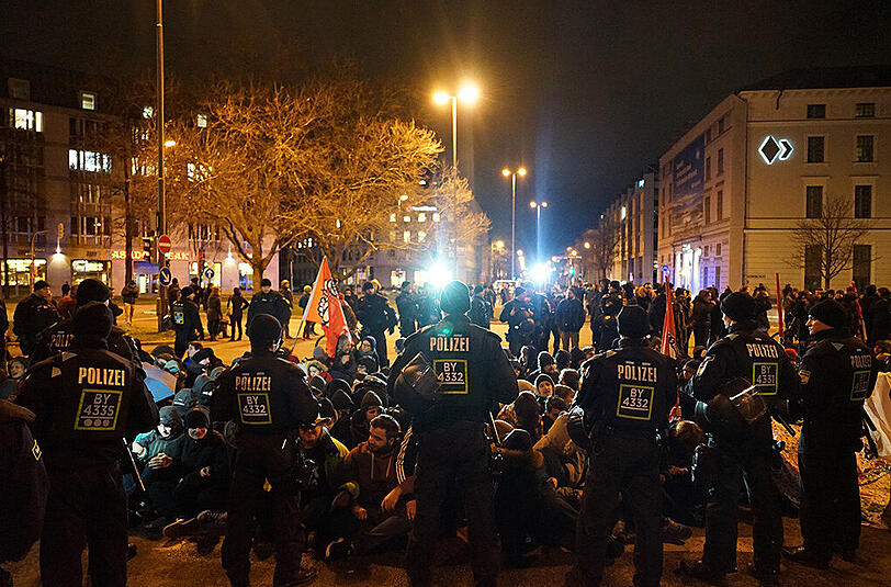 Sitzblockade am Platz der Opfer des Nationalsozialismus. Die Polizei droht mit der Räumung.
