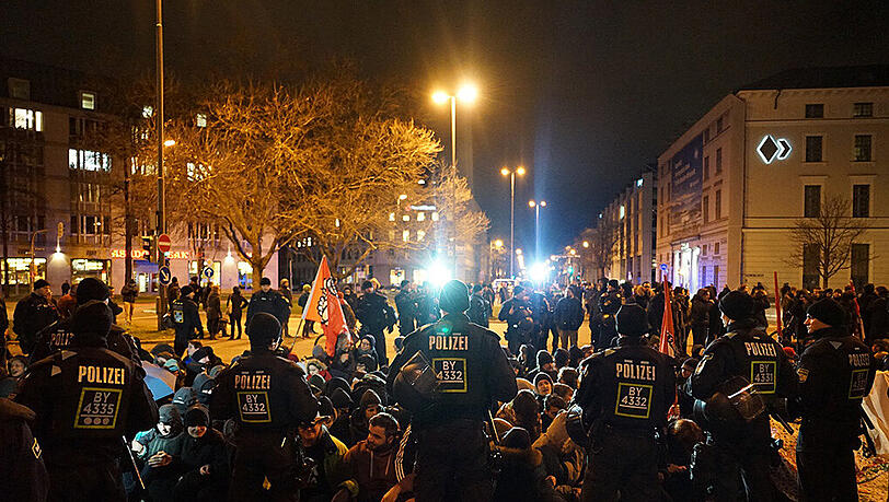 Sitzblockade am Platz der Opfer des Nationalsozialismus. Die Polizei droht mit der Räumung. Sitzblockade am Platz der Opfer des Nationalsozialismus. Die Polizei droht mit der Räumung.