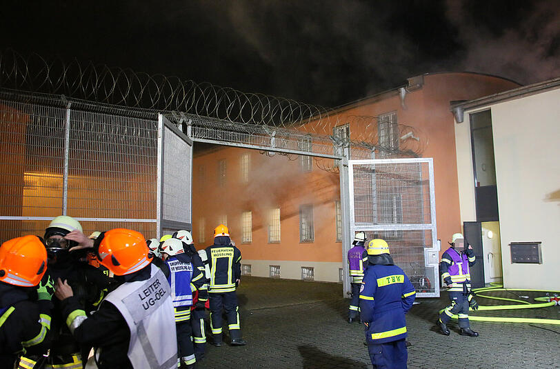 Am Dienstagabend rückte die Feuerwehr zum Brand der JVA Mühldorf aus.