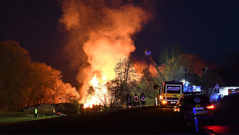 Die Bilder vom Feuerwehreinsatz in Vilsbiburg, bei dem ein Sägewerk komplett abgebrannt ist.