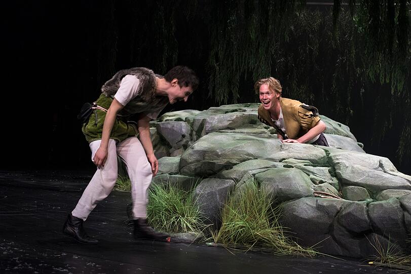Niklas Mitteregger und Paula Hans in &bdquo;Ronja Räubertochter&ldquo;.