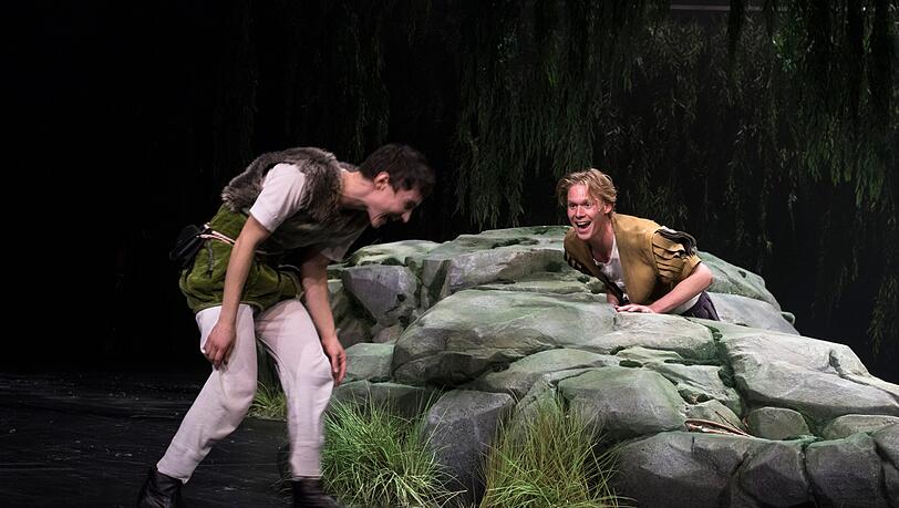 Niklas Mitteregger und Paula Hans in &bdquo;Ronja Räubertochter&ldquo;.