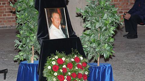 Abschied vom Dicken Fritz alias Friedrich Ewald mit einem Herz aus roten Rosen.
