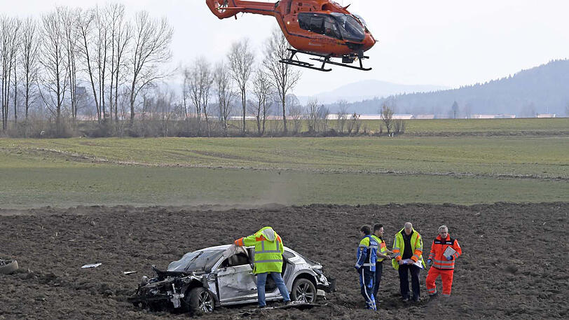 Das völlig demolierte Wrack steht auf einem Acker neben der A8 - Bilder vom Rettungseinsatz.