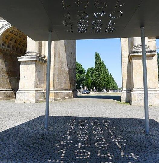Seit Montag steht das Kunstwerk "Restlich" von Werner Mally vor dem Siegestor.
