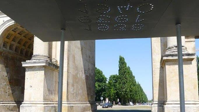 Seit Montag steht das Kunstwerk "Restlich" von Werner Mally vor dem Siegestor. Seit Montag steht das Kunstwerk "Restlich" von Werner Mally vor dem Siegestor.