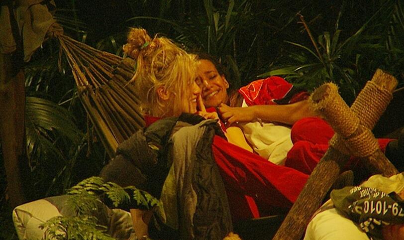 Larissa (l.) hat die entscheidende Idee. Sie und Gabby schlafen gemeinsam in der Hängematte.