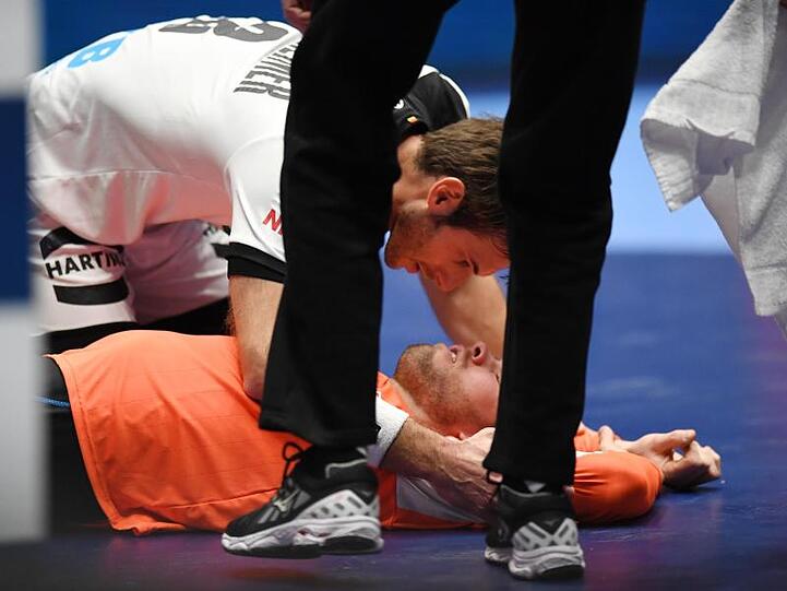 Uwe Gensheimer (oben) traf Oranje-Torwart Bart Ravensbergen bei einem Siebenmeter im Gesicht.